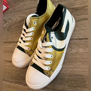 Never been worn: Women’s NFL Green Bay Packers Sneakers Size 7